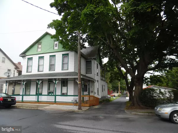 28 N RAILROAD ST, Annville, PA 17003