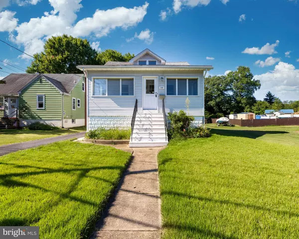 220 S FORKLANDING RD, Maple Shade, NJ 08052