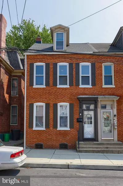 714 WALNUT ST, Columbia, PA 17512