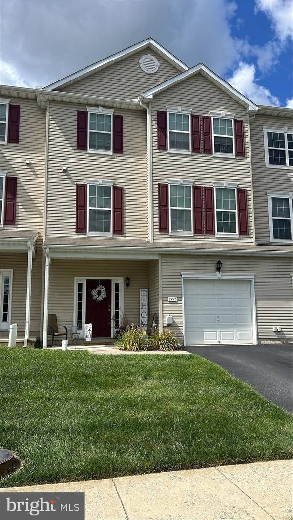 2225 LIVE OAK LN #2225, York, PA 17406