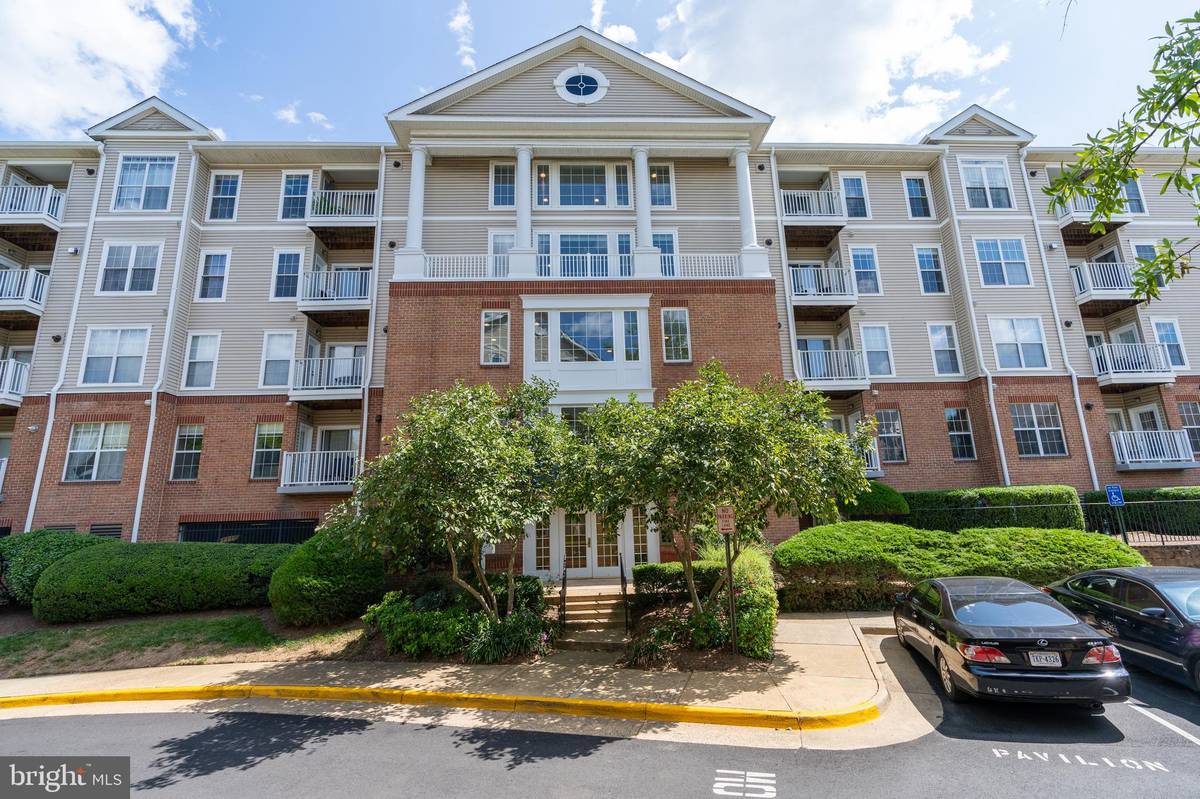 Falls Church, VA 22043,7011 FALLS REACH DR #105