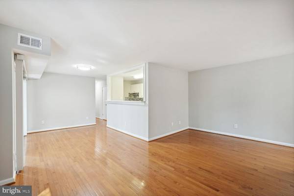 Falls Church, VA 22042,8004 CHANUTE PL #12