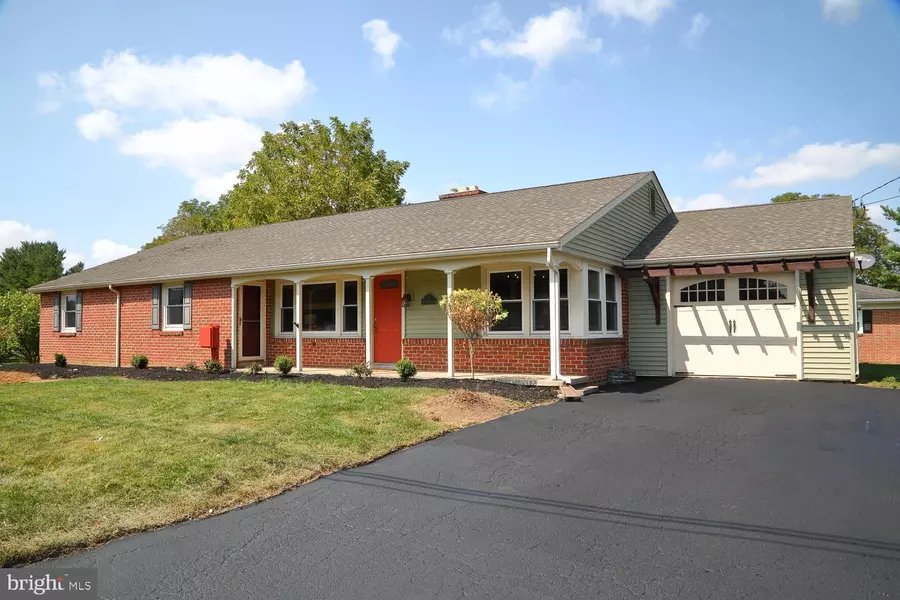 25 HILLCREST AVE, Leola, PA 17540