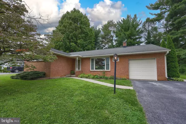 1723 WINDY HILL RD, Lancaster, PA 17602