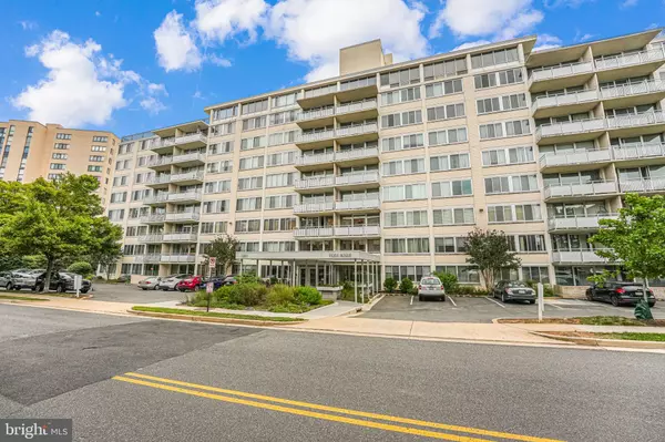 1301 S ARLINGTON RIDGE RD S #302, Arlington, VA 22202