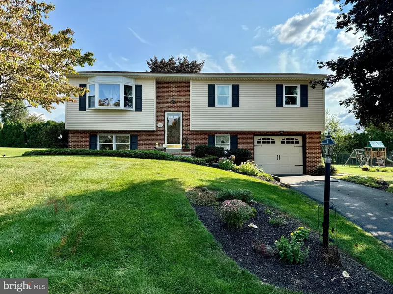 2444 DOUGLAS DR, Lancaster, PA 17602