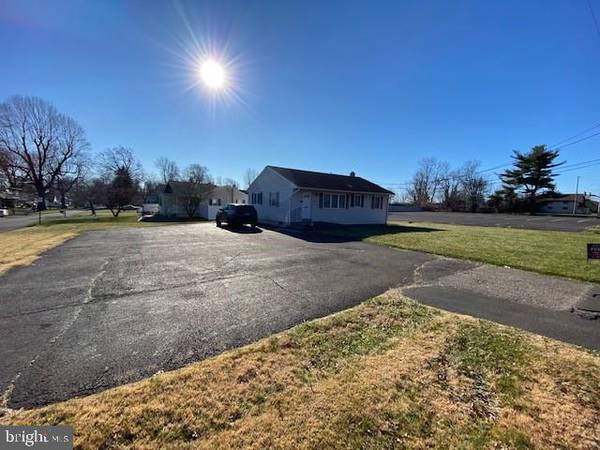 1315 FROSTY HOLLOW RD, Levittown, PA 19056