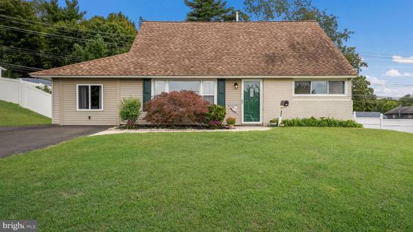 32 TOWPATH RD, Levittown, PA 19056