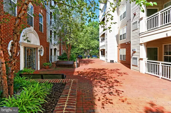 Alexandria, VA 22304,5108 DONOVAN DR #405