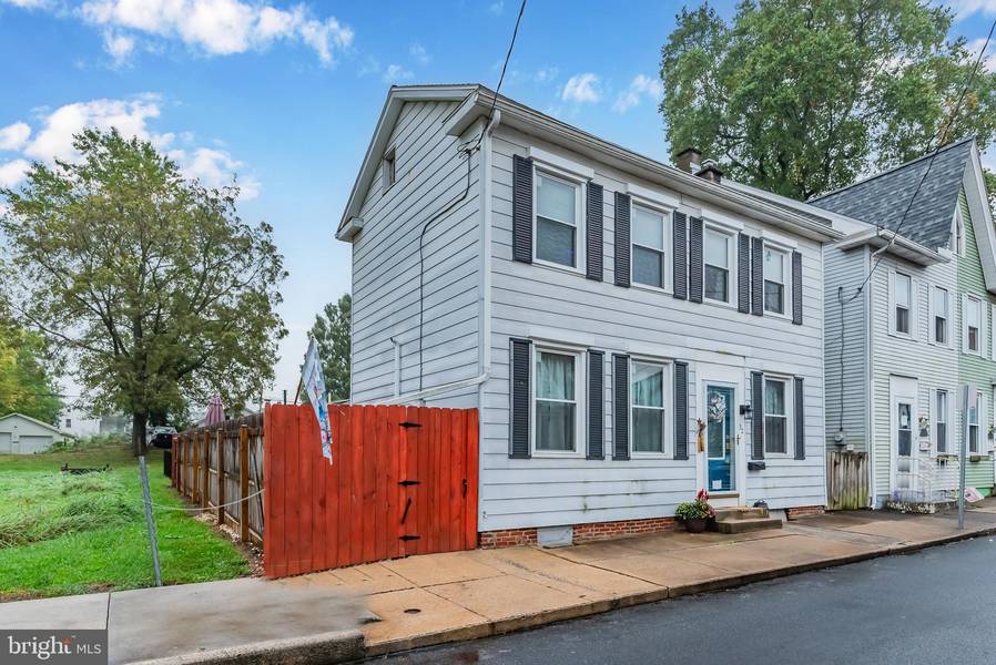 132 E LOCUST ST, Mechanicsburg, PA 17055