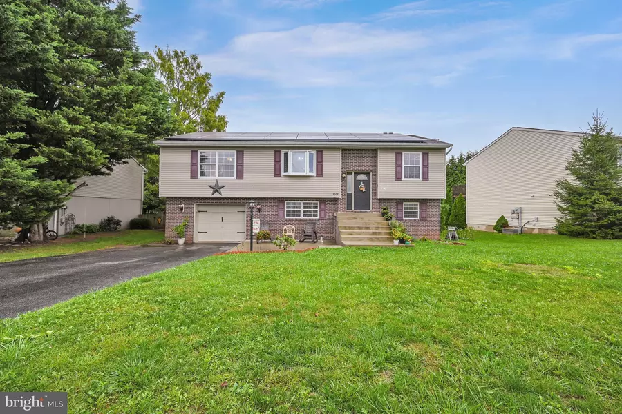 3009 SOLAR DR, Dover, PA 17315