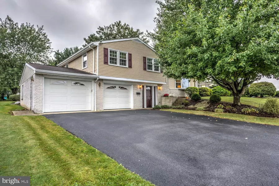 328 E CONESTOGA ST, New Holland, PA 17557