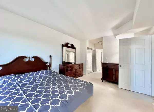 Alexandria, VA 22302,3101 N HAMPTON DR #814