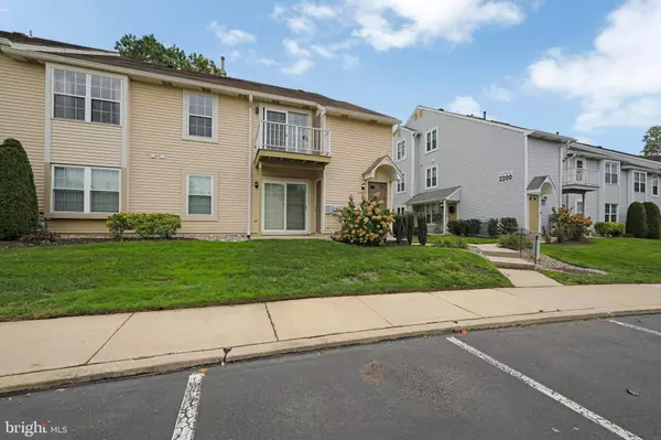 2108B SEDGEFIELD DR, Mount Laurel, NJ 08054