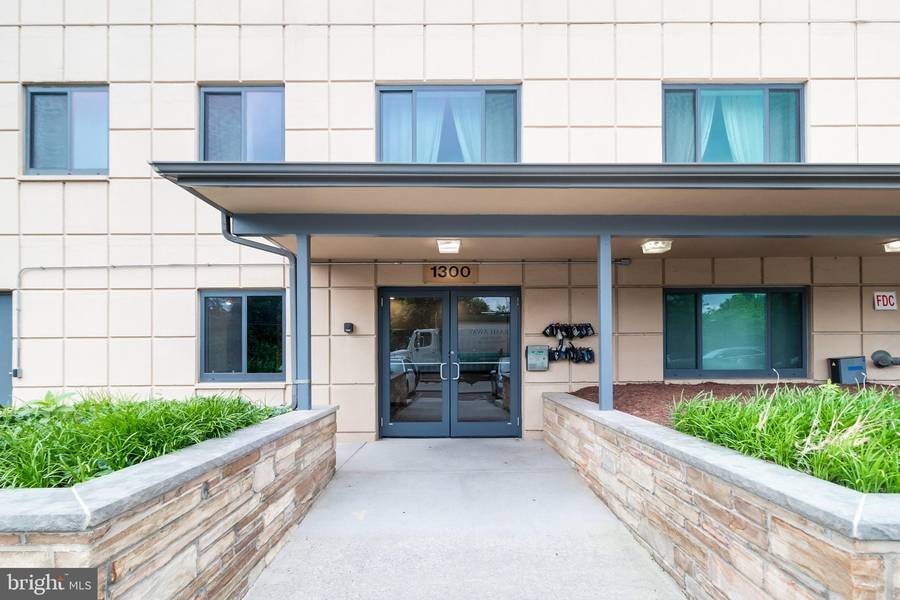 1300 S ARLINGTON RIDGE RD #203, Arlington, VA 22202