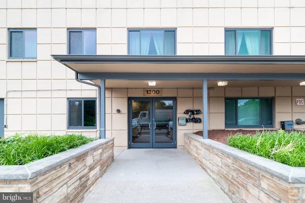 1300 S ARLINGTON RIDGE RD #203,  Arlington,  VA 22202