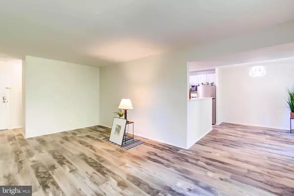 Arlington, VA 22204,5033 7TH RD S #201