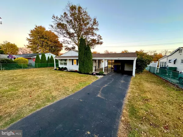 11 VINEYARD RD, Levittown, PA 19057