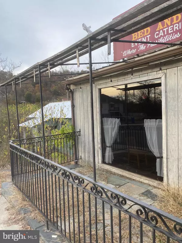Lovingston, VA 22949,121 MAIN ST