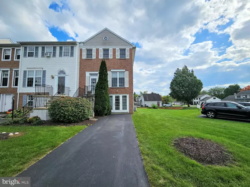 28 BROOKFIELD RD, Lititz, PA 17543