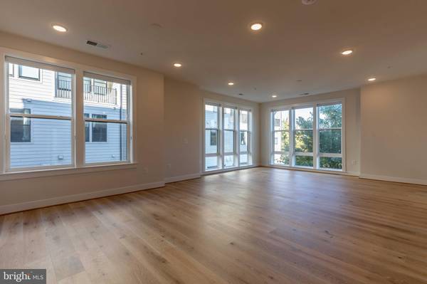 11200 RESTON STATION BLVD #205, Reston, VA 20190