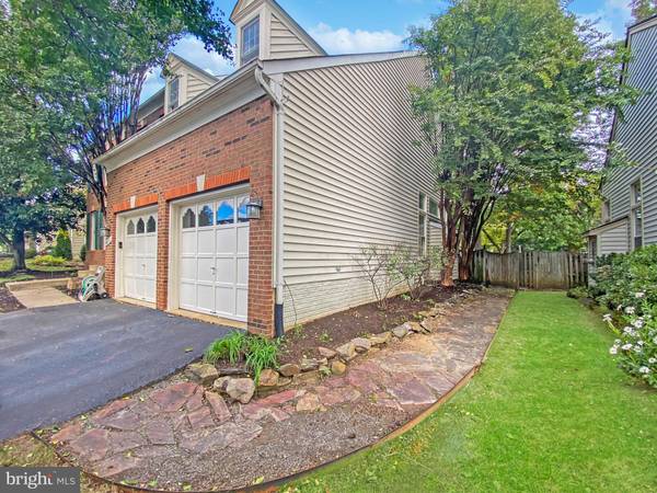 Centreville, VA 20121,6613 OAK ROCK CT