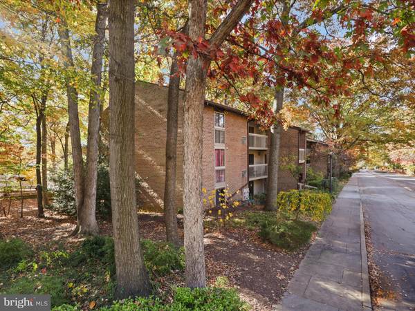 Reston, VA 20190,1520 MOORINGS DR #21B