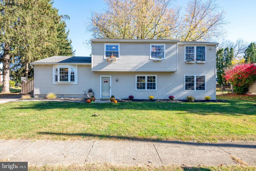 5869 CLARKSON DR, East Petersburg, PA 17520