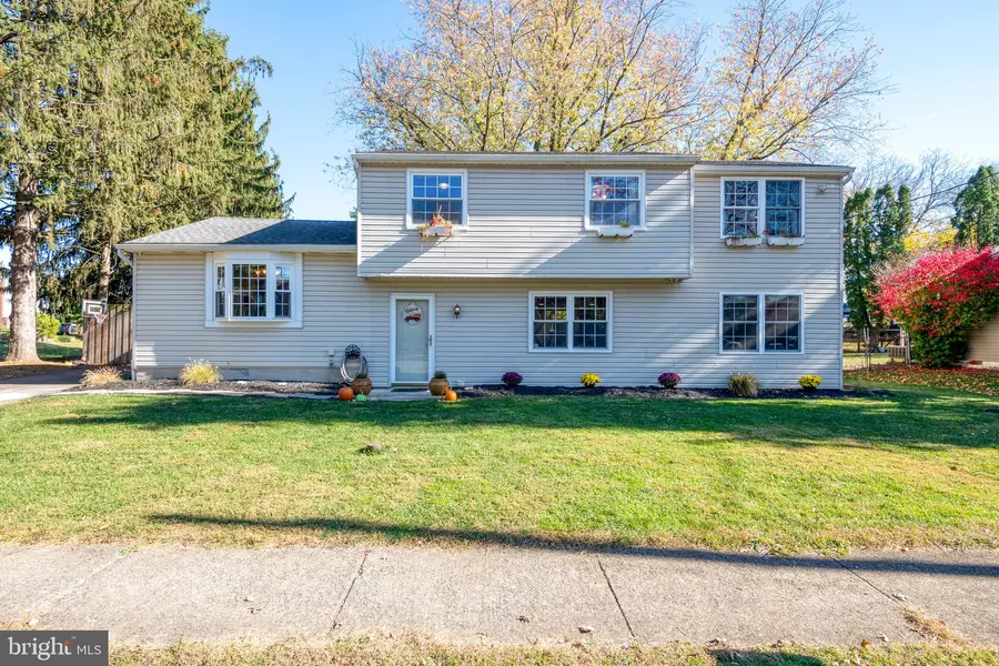 5869 CLARKSON DR, East Petersburg, PA 17520