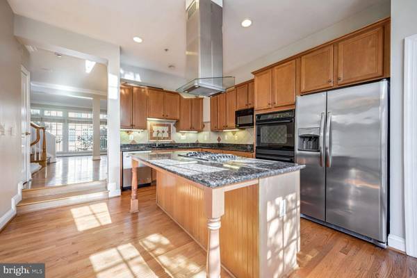 Mclean, VA 22102,7451 CARRIAGE HILLS DR