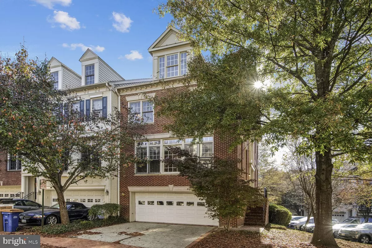 Mclean, VA 22102,7451 CARRIAGE HILLS DR