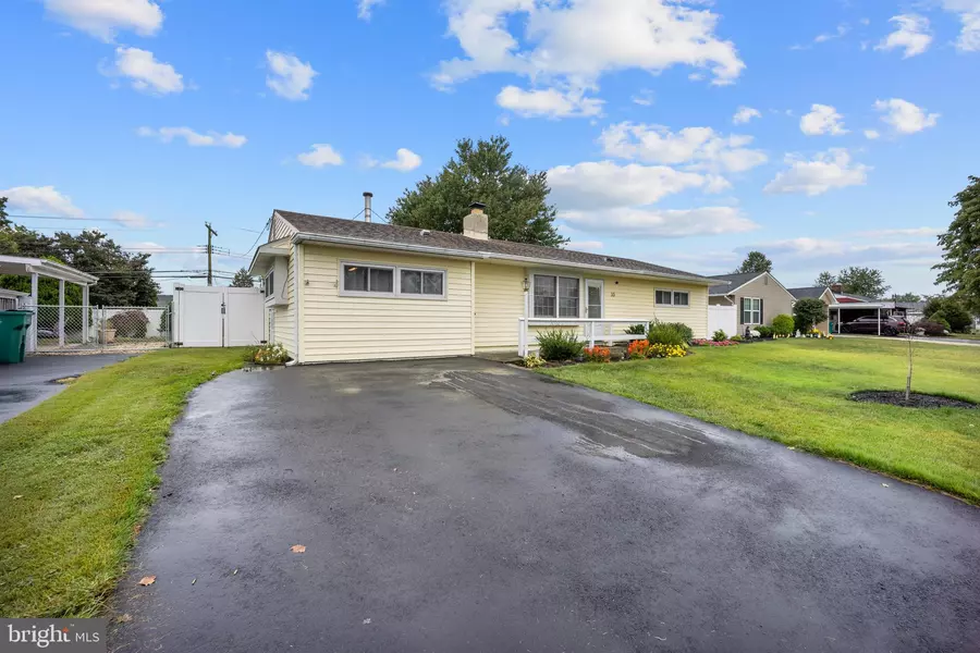 33 GRACEFUL LN, Levittown, PA 19055