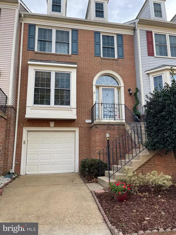 5817 CLAPHAM RD, Alexandria, VA 22315