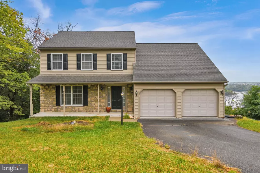 405 N BURBERRY LN, Mount Wolf, PA 17347