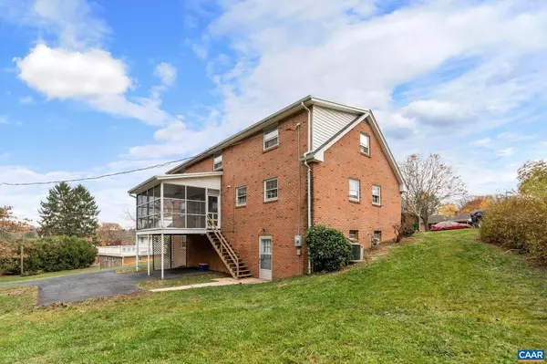 Staunton, VA 24401,902 RIDGECREST CIR