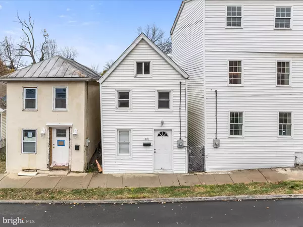 418 W WASHINGTON ST, Charles Town, WV 25414