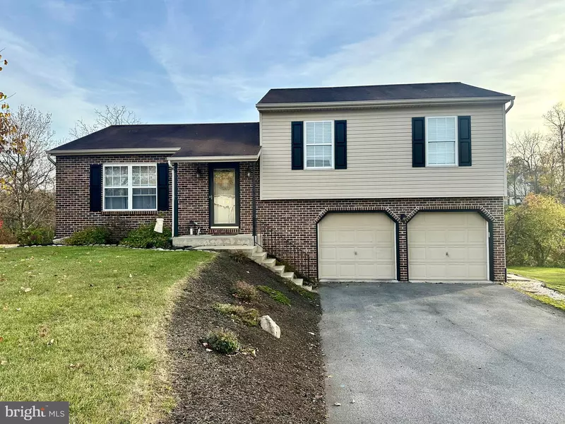 19 WINCHESTER CIR, Lebanon, PA 17046