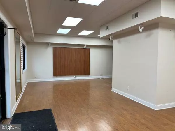 Hamilton, NJ 08619,140 ROUTE 33