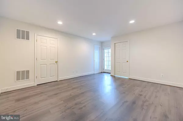 Herndon, VA 20171,2463 TERRA COTTA CIR