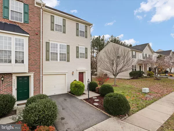 Chantilly, VA 20152,42245 ST HUBERTS PL