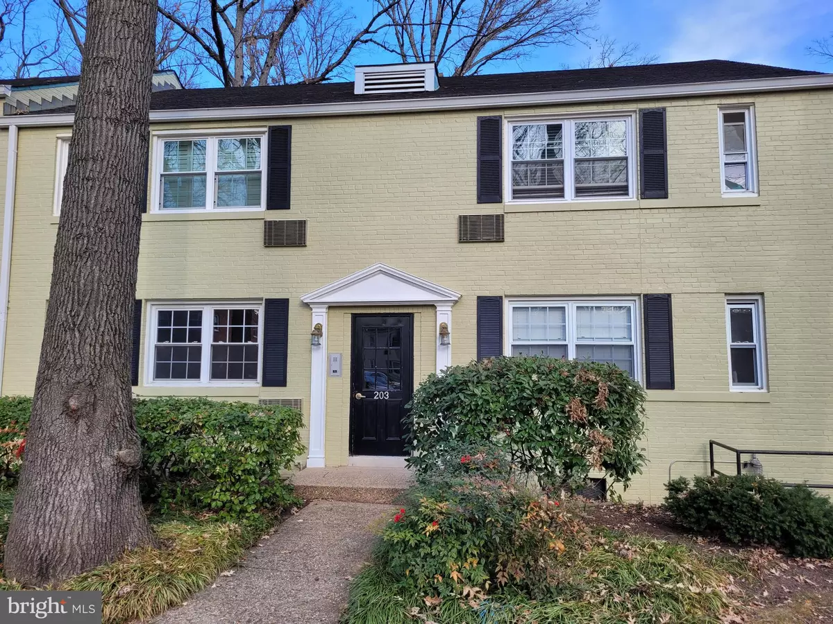 Arlington, VA 22203,203 N TRENTON ST #1