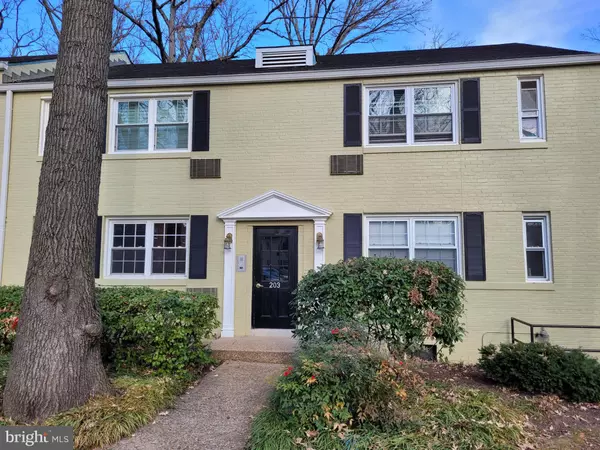 203 N TRENTON ST #1, Arlington, VA 22203