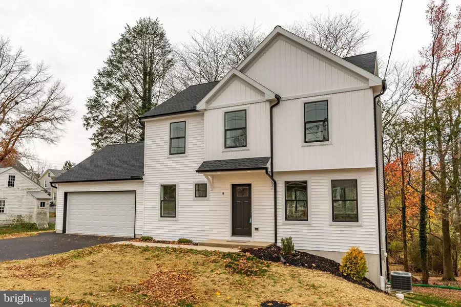 18 N 11TH ST, Akron, PA 17501