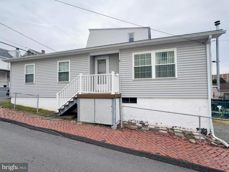 5 WATER ST, Minersville, PA 17954