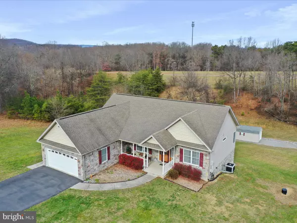 136 FAIRVIEW OAKS LN, Berkeley Springs, WV 25411