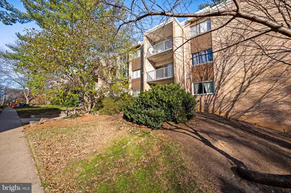 Falls Church, VA 22042,8000 CHANUTE PL #18/16