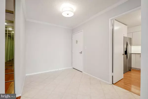 Alexandria, VA 22303,5903 MOUNT EAGLE DR #1418