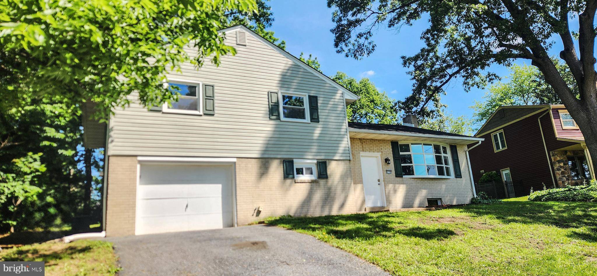 6130 PINE KNOLL DR, Harrisburg, PA 17111