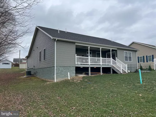 Uniontown, PA 15401,102 COLONIAL LN