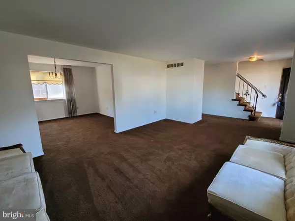 Cherry Hill, NJ 08034,537 DOE LN